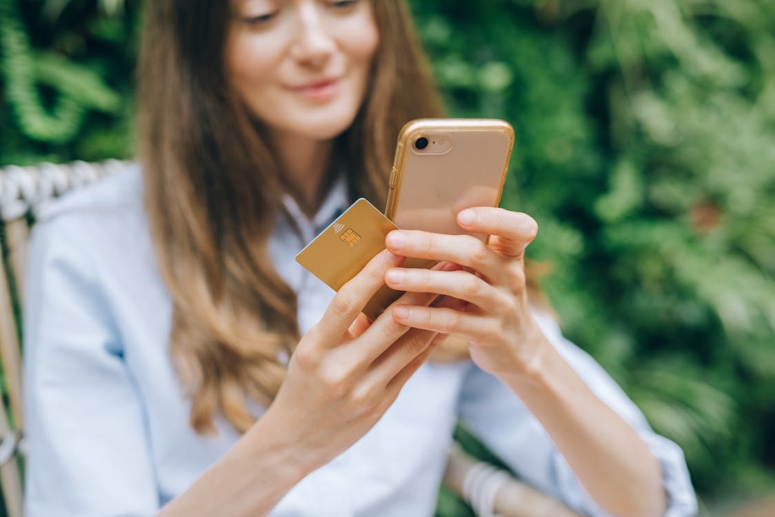Carteira de Estudante Física vs Digital: Quanto Você Consegue Economizar em um Ano?